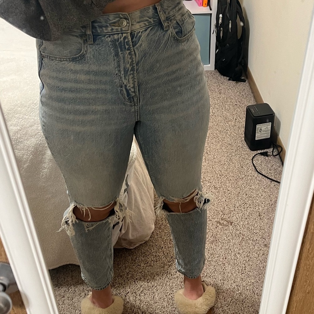 American Eagle Lightwash Mom jeans